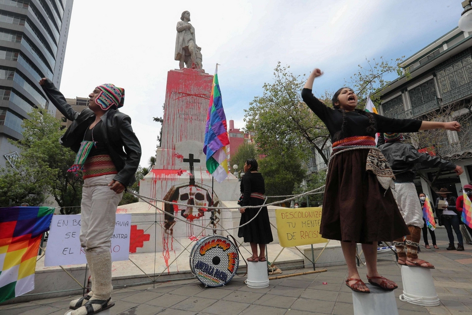 In Bolivia la statua imbrattata