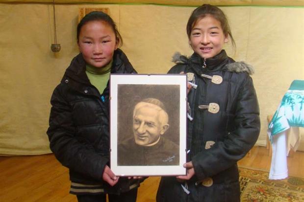 Due bambine con il ritratto del beato Luigi Alamanno