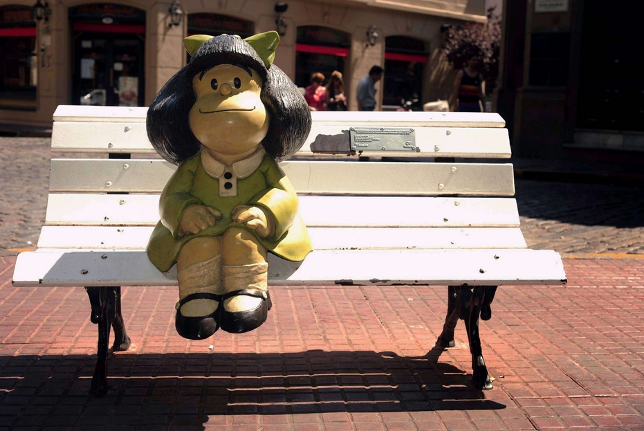 Una panchina a Buenos Aires con la statua di Mafalda, la piccola dalle mille domande scomode