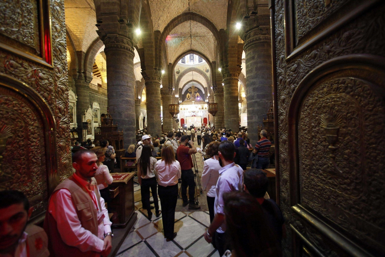 La preghiera in una chiesa cristiana a Damasco