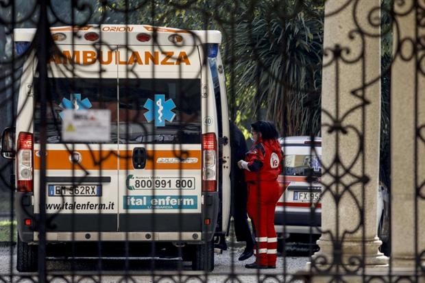 Un'ambulanza all'interno del Pio Albergo Trivulzio, struttura specializzata nell'assistenza socio sanitaria per gli anziani a Milano, dove si sono registrati 64 dipendenti positivi