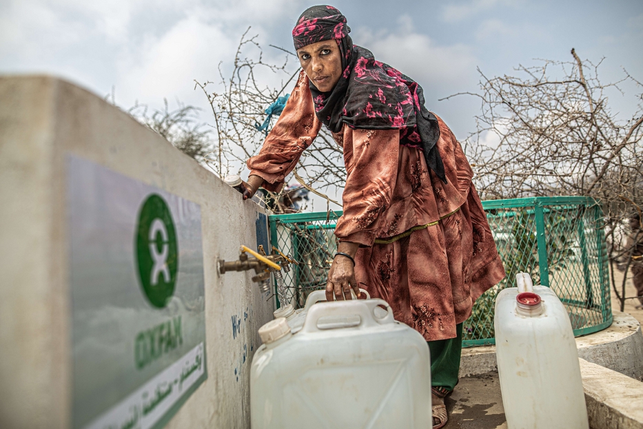 Rifornimento d'acqua grazie alle Ong, in questo caso l'Oxfam