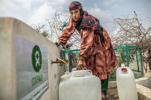 Rifornimento d'acqua grazie alle Ong, in questo caso l'Oxfam