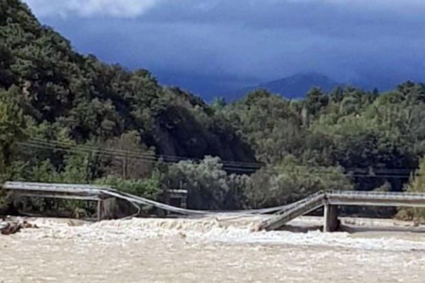 Il ponte che collegava Romagnano Sesia e Gattinara, che passa sopra il fiume Sesia, è crollato