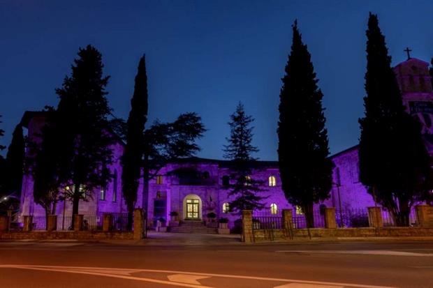 L'Istituto Serafico di Assisi illuminato di viola