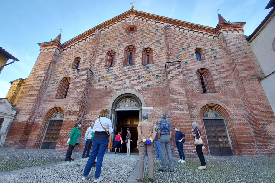 La parrocchia di Santa Maria Rossa nel quartiere di Crescenzago alla periferia di Milano