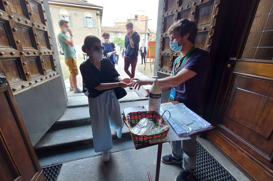 Il gel disinfettante distribuito domenica all'ingresso della chiesa di Crescenzago a Milano