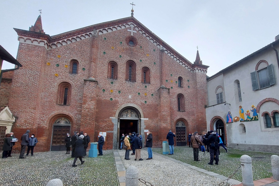 Il presepe all'esterno della chiesa di Santa Maria Rossa a Crescenzago nella periferia di Milano