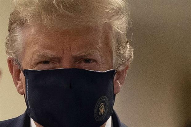 Trump indossa la sua prima maschera all'ospedale Walter Reed nel Maryland