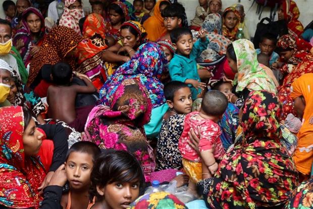 Donne e bambini in un rifugio: il pericolo di diffusione del Covid-19 è terribilmente accresciuto dall'emergenza