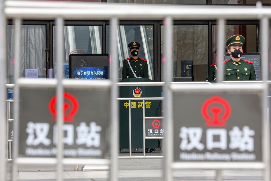 Una guardia sorveglia una stazione della metropolitana di Wuhan sbarrata. Era il 23 gennaio