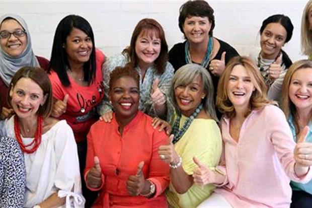 Il gruppo che gestisce l'associazione non profit. Tracey Gilmore ha la camicia rosa in prima fila, Tracey Chambers la collana verde in seconda fila