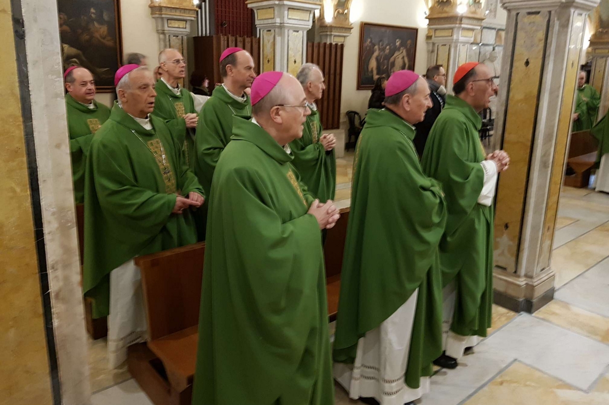 I vescovi del Mediterraneo durante la Messa nella Cattedrale a Bari