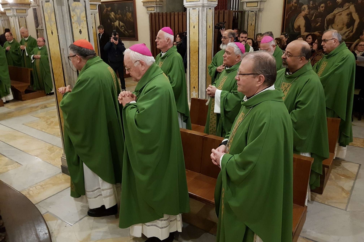 I vescovi del Mediterraneo durante la Messa nella Cattedrale di Bari