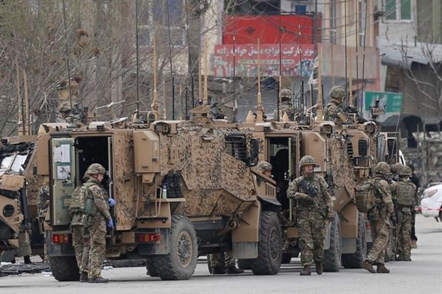I militari all'esterno del tempio attaccato a Kabul