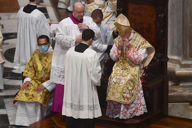 La commozione del cardinale Bagnasco durante la Messa di saluto