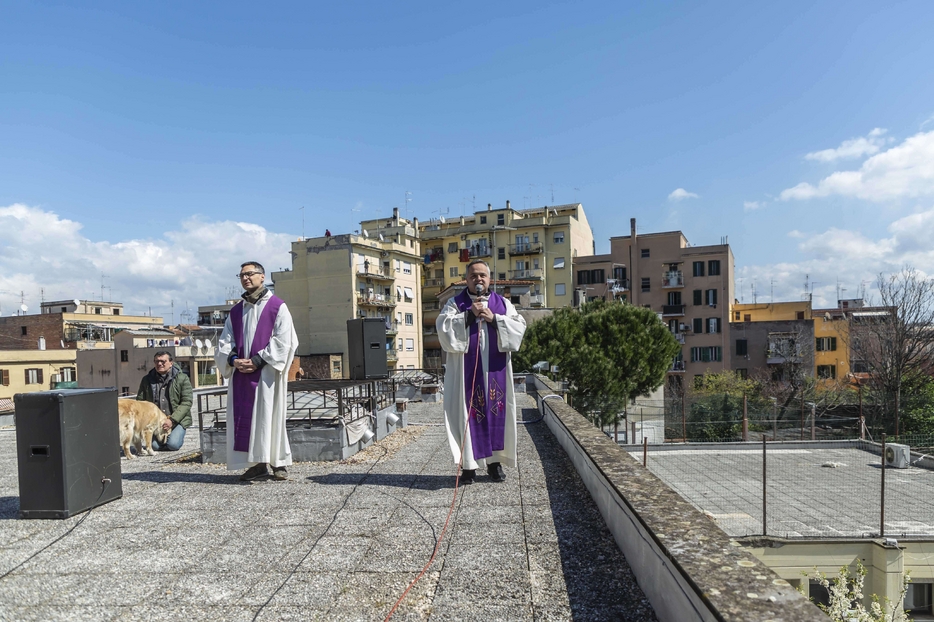 La supplica quotidiana alla Madonna di Pompei dal tetto della parrocchia di Santa Giulia Billiart a Roma