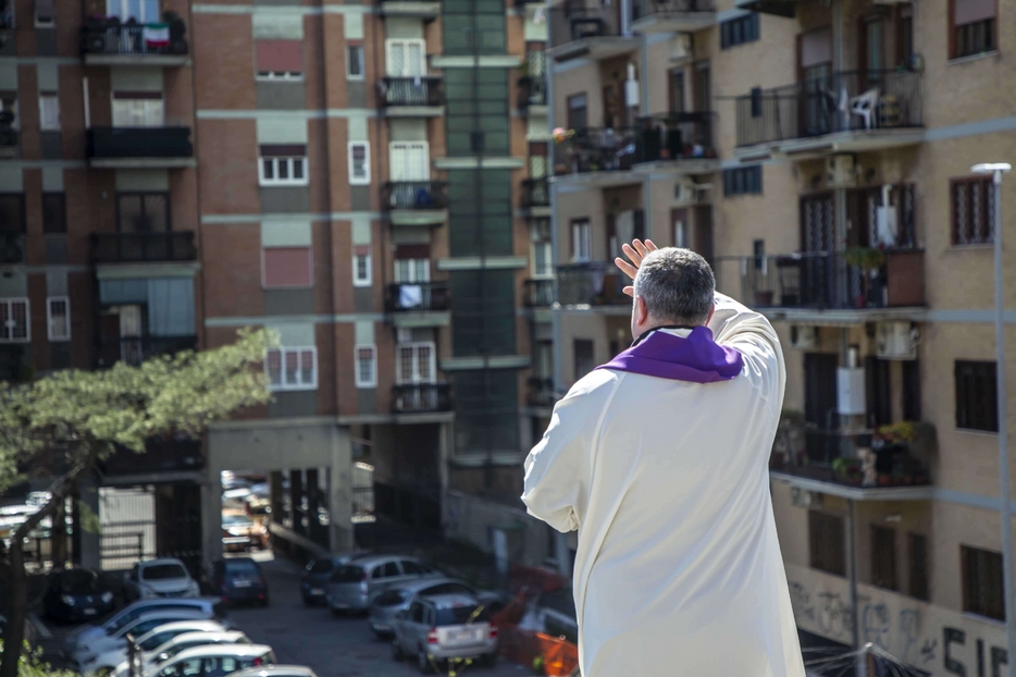 La gente che dalle finestre partecipa alla supplica quotidiana alla Madonna di Pompei