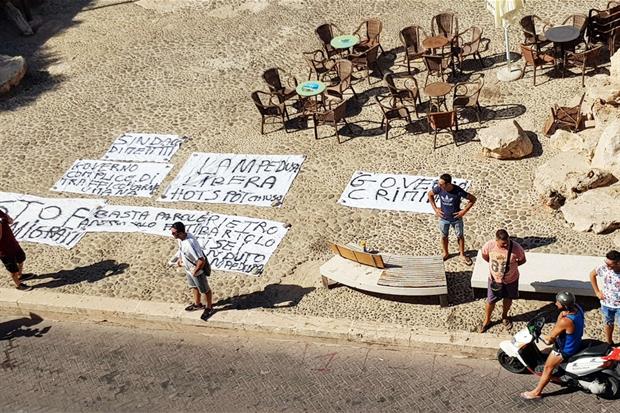 La protesta di un gruppo di imprenditori e commercianti a Lampedusa