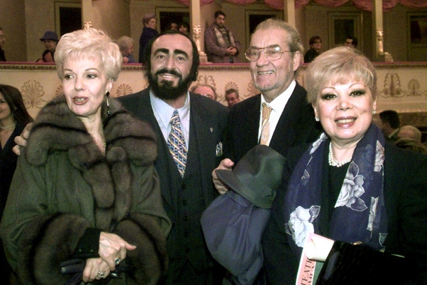 Un'immagine del 1998 con Raina Kabaivanska, Luciano Pavarotti, Nicolaj Ghiaurov e Mirella Freni all'inaugurazione del teatro comunale di Modena