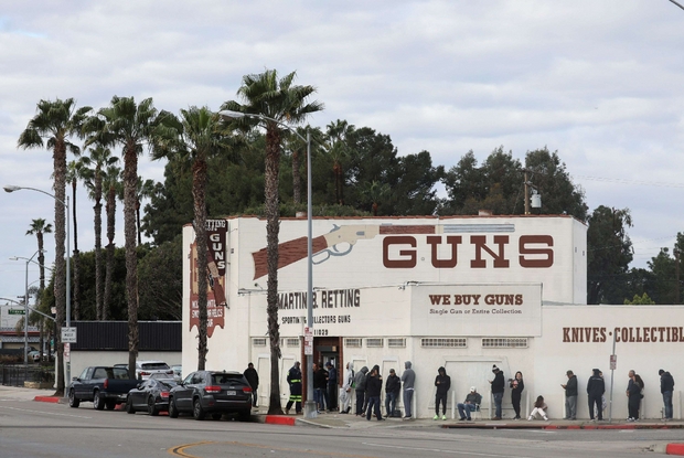 La gente aspetta in fila fuori per acquistare armi a Culver City in California