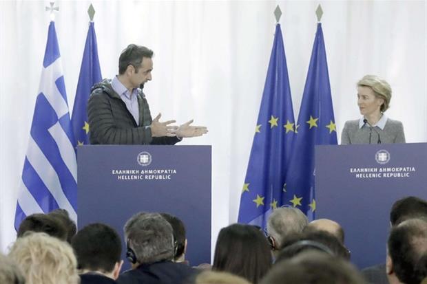 Il primo ministro greco Kyriakos Mitsotakis e la presidente della Commissione Ue von der Leyen (
