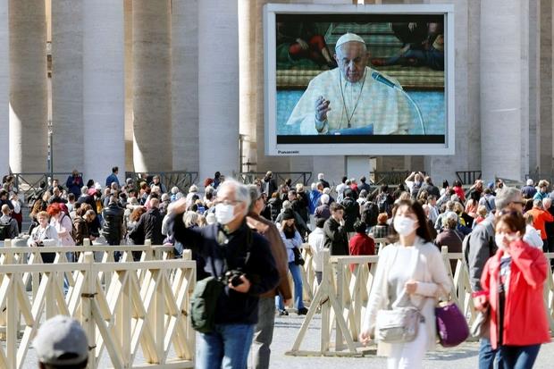 L'angelus del Papa in diretta streaming visto da piazza San Pietro