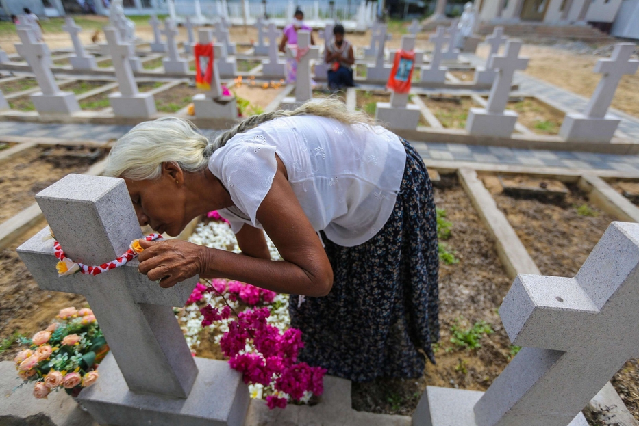 Una donna sulla toma della figlia morta nella chiesa di San Sebastiano a Katuwapitiya