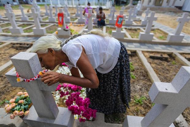 Una donna sulla toma della figlia morta nella chiesa di San Sebastiano a Katuwapitiya