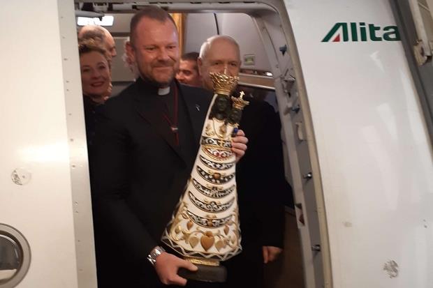 La statua della Madonna di Loreto sbarca dall'aereo a Linate