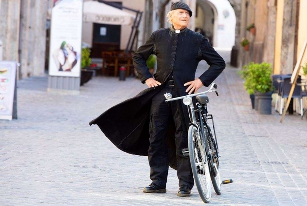 Terence Hill in tonaca e bicicletta sul set di “Don Matteo 12”
