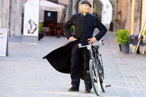 Terence Hill in tonaca e bicicletta sul set di “Don Matteo 12”