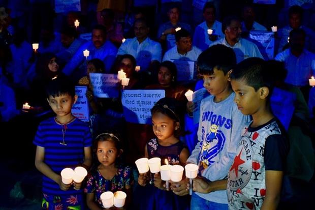 Bambini in preghiera a Bangalore, in India, per le vittime della strage di Pasqua in Sri Lanka