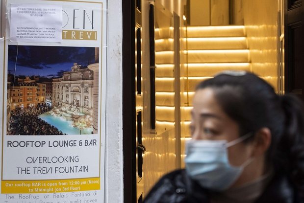 Un bar di Roma con un cartello che chiede ai cinesi di non entrare