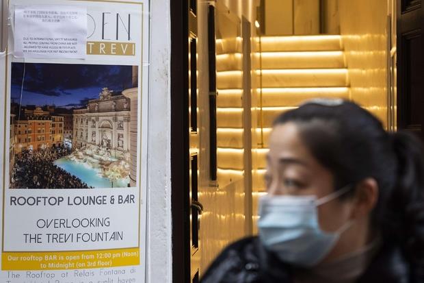 Un bar di Roma con un cartello che chiede ai cinesi di non entrare