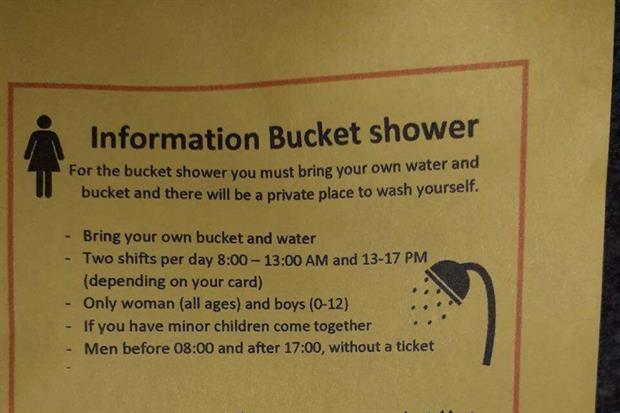 Il volantino spiega le regole per fare una doccia. La prima:  portarsi il secchio e l'acqua