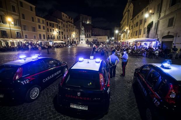 Ecco com’è Campo de’ fiori a Roma, la sera durante il lockdown