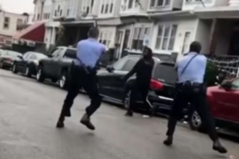 Un fermo immagine da un video su Youtube mostra la polizia di Filadelfia mentre uccide per strada un afroamericano di 27 anni che brandiva un coltello