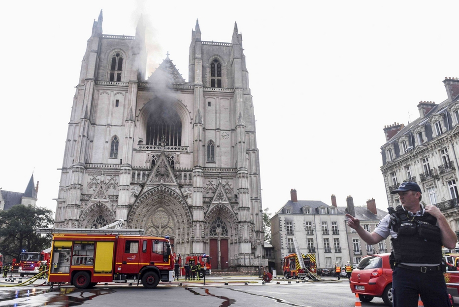 Pompieri in azione alla cattedrale di Nantes