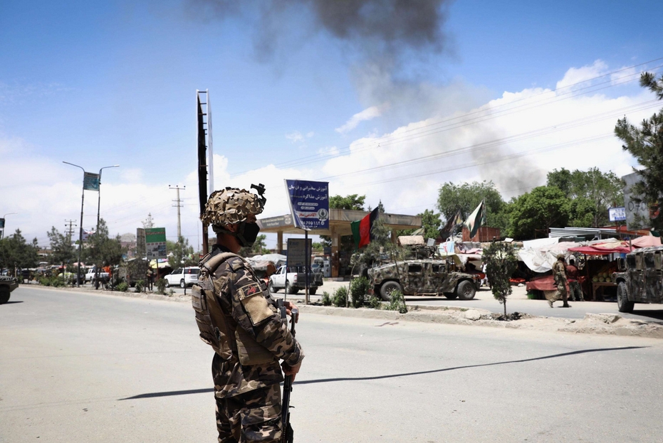 L'esercito all'esterno dell'ospedale di Medici senza frontiere attaccato a Kabul