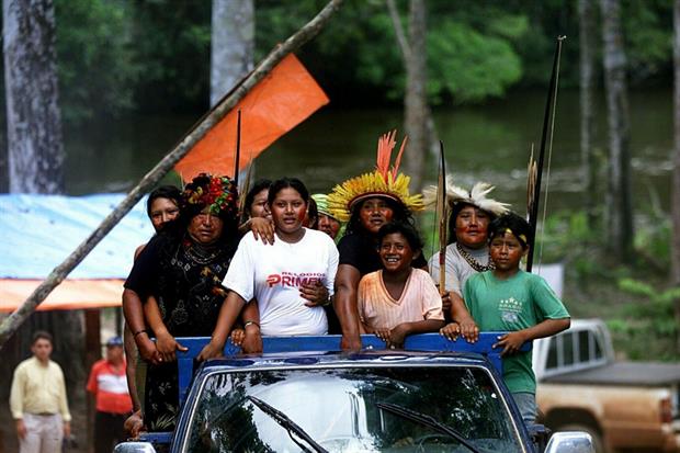 La protesta di un gruppo di indigeni per chiedere maggiore assistenza sanitaria