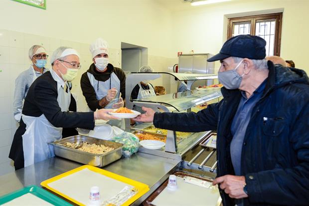 L'ambasciatore Lee mentre serve i pasti alla mensa Caritas di Roma