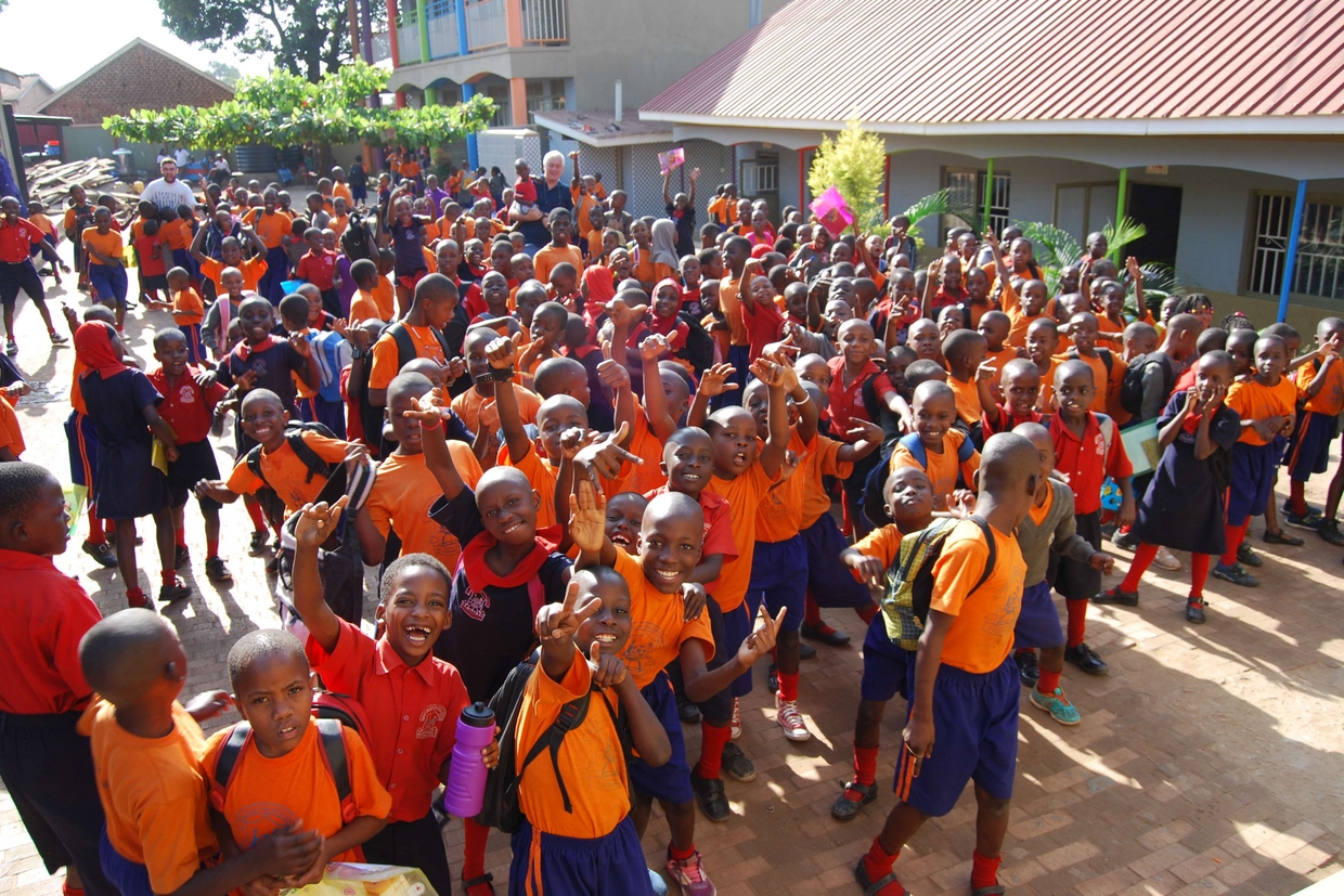 Un gruppo di alunni della Great Valley School di Kampala