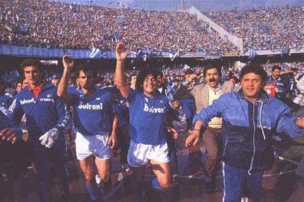Il 10 maggio 1987 Diego Armando Maradona e i suoi compagni festeggiano allo stadio San Paolo al termine della partita contro la Fiorentina il primo scudetto della storia del Napoli