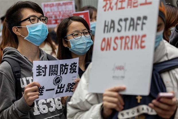 La protesta degli operatori sanitari per la chiusura completa dei confini con la Cina