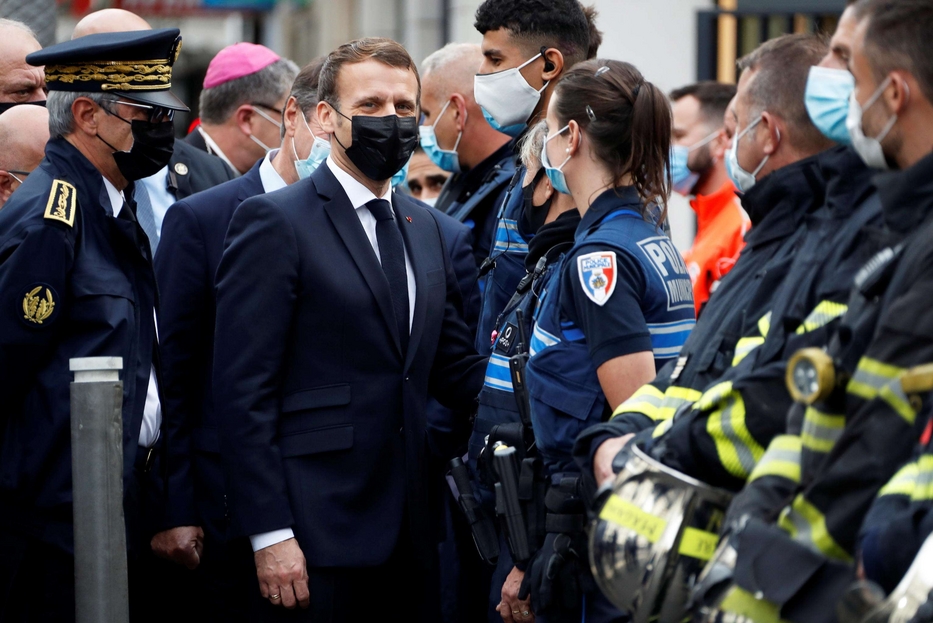 Macron davanti alla basilica di Nizza