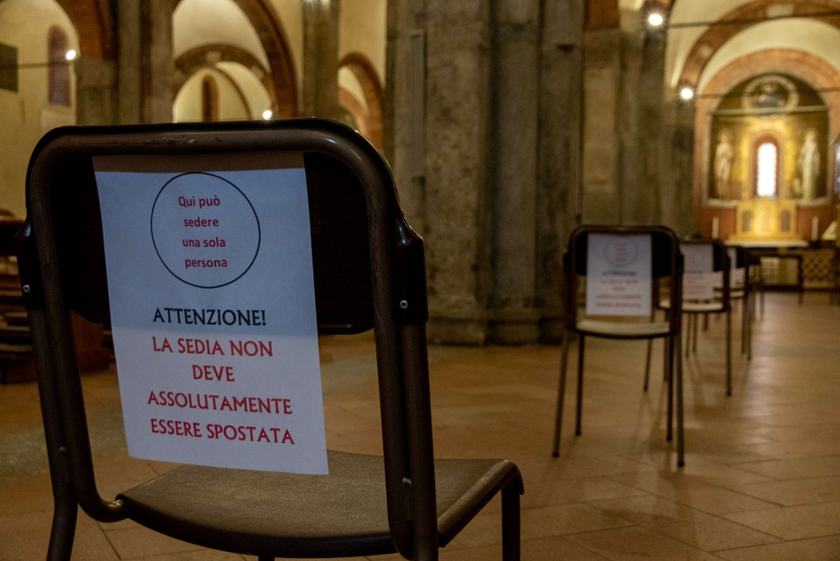 Un cartello per il rispetto delle distanze in una chiesa