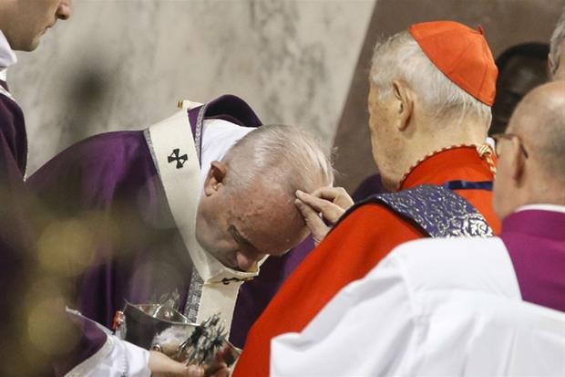 Papa Francesco riceve le ceneri