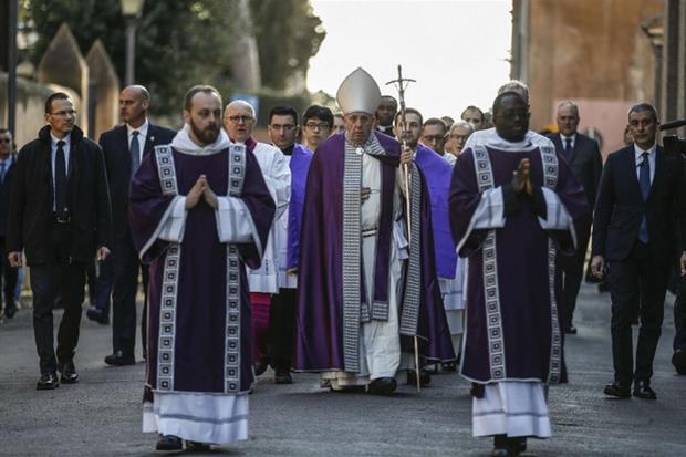 Papa Francesco esce in processione dalla Basilica di Sant'Anselmo verso la Basilica di Santa Sebina, prima della Messa delle ceneri
