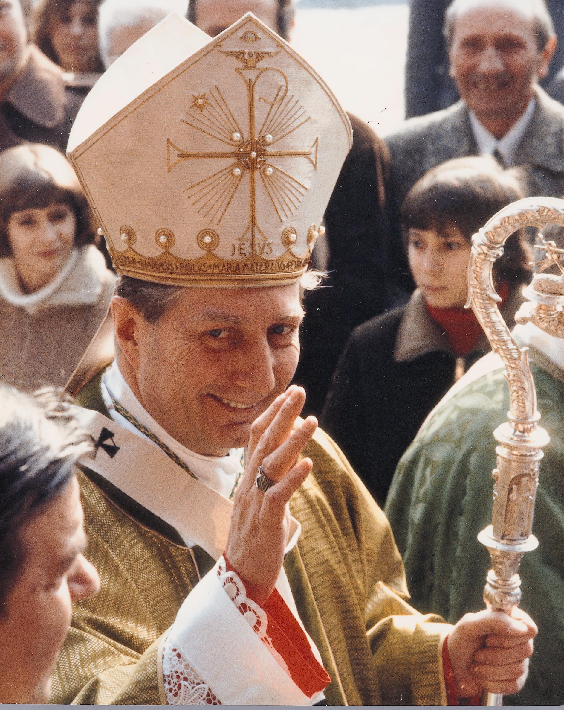 Il cardinale Carlo Maria Martini tra i fedeli in una foto del 1998